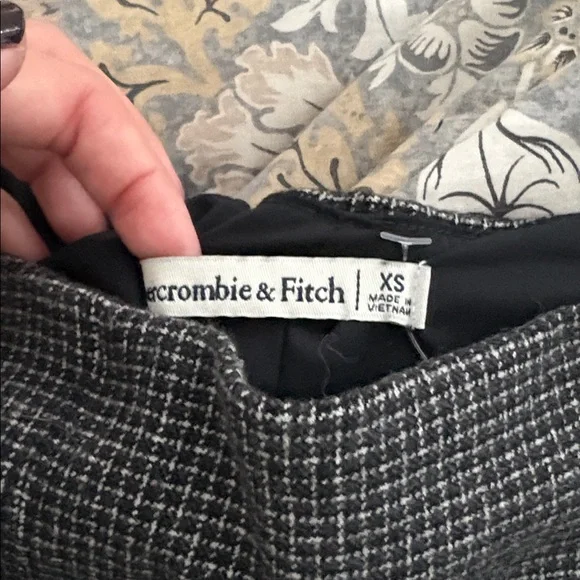 Abercrombie & Fitch Black Checkered Skater Skirt - Picture 2 of 3